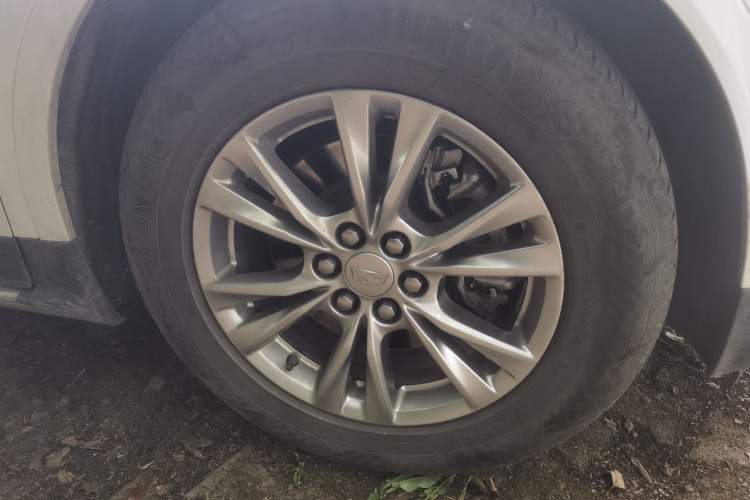 Used Cadillac XT5 2021 28T Luxury Model Right Front Wheel Hub