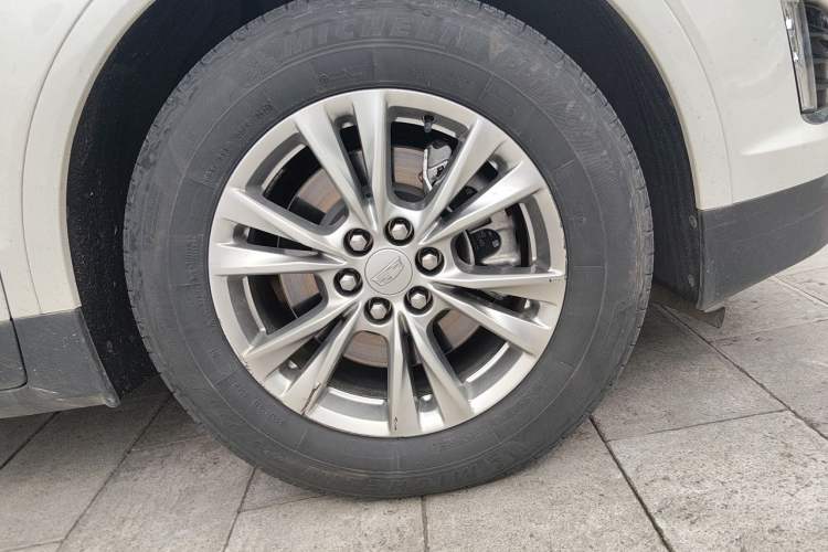 Used Cadillac XT5 2021 2.0T Two-Wheel Drive Luxury Version Right Front Wheel Hub