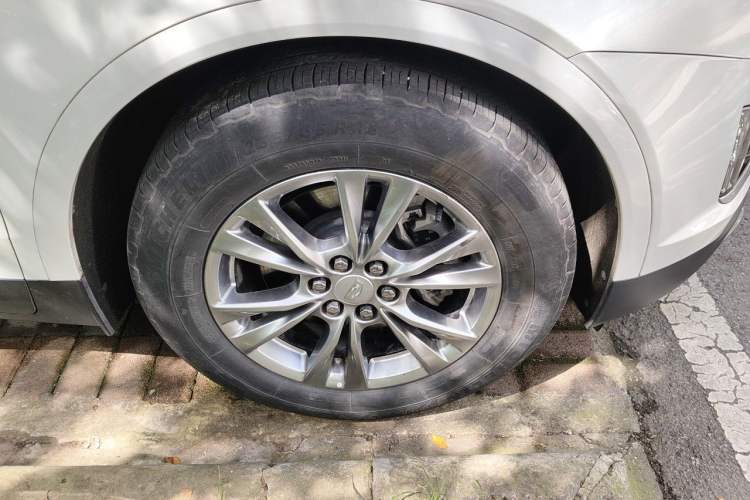 Used Cadillac XT5 2021 2.0T Two-Wheel Drive Luxury Version Right Front Wheel Hub