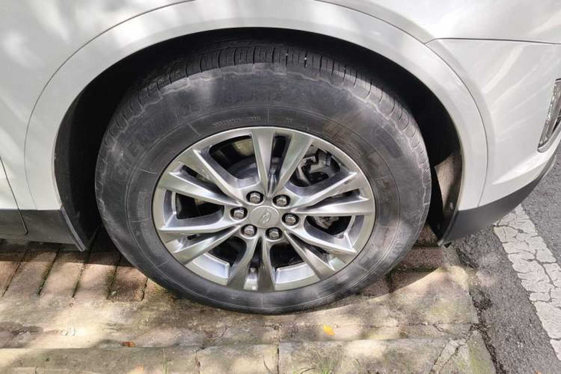 Used Cadillac XT5 2021 2.0T Two-Wheel Drive Luxury Version Right Front Wheel Hub