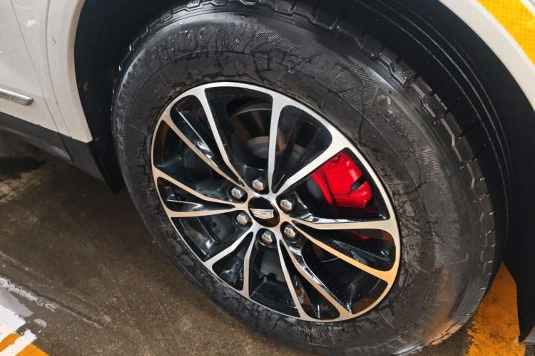 Used Cadillac XT5 2021 2.0T Two-Wheel Drive Luxury Version Right Front Wheel Hub
