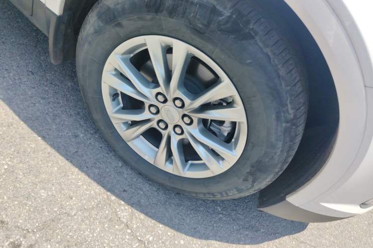 Used Cadillac XT5 2021 2.0T Two-Wheel Drive Luxury Version Right Front Wheel Hub