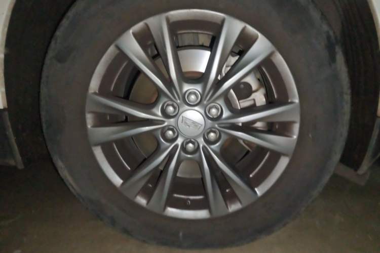 Used Cadillac XT5 2021 28T Luxury Model Right Front Wheel Hub