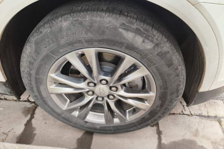 Used Cadillac XT5 2021 28T Luxury Model Right Front Wheel Hub