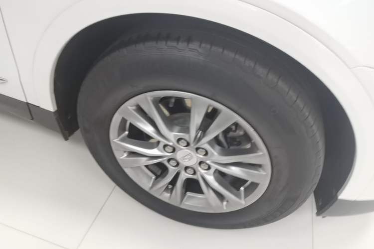 Used Cadillac XT5 2021 2.0T Two-Wheel Drive Luxury Version Right Front Wheel Hub