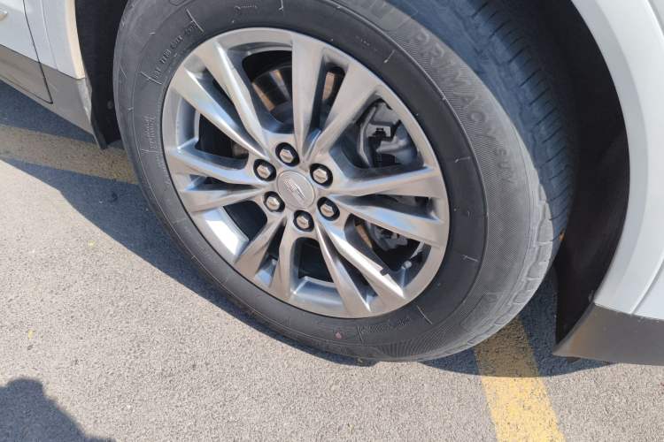 Used Cadillac XT5 2021 2.0T Four-Wheel Drive Luxury Version Right Front Wheel Hub