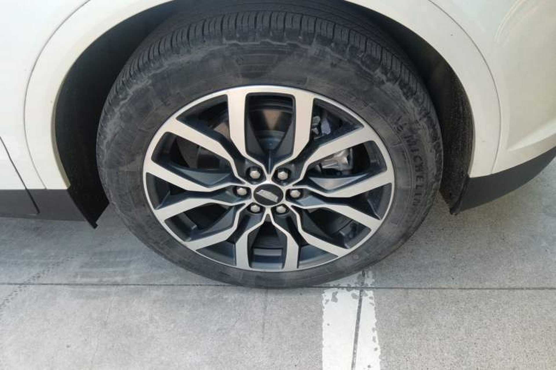 Used Cadillac XT5 2021 28T Four-Wheel Drive Leading Sport Model Right Front Wheel Hub