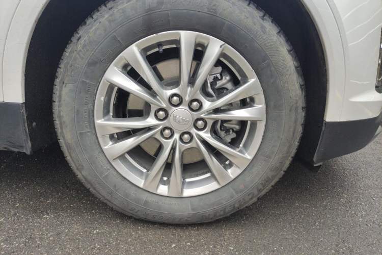 Used Cadillac XT5 2021 28T Luxury Model Right Front Wheel Hub