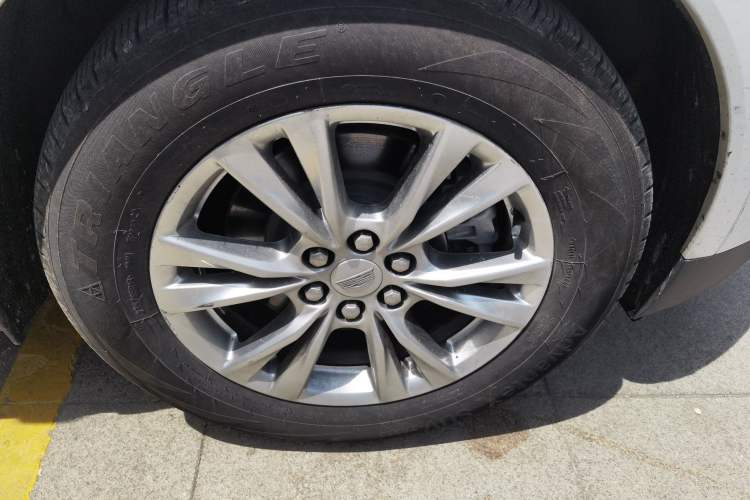 Used Cadillac XT5 2021 2.0T Four-Wheel Drive Luxury Version Right Front Wheel Hub