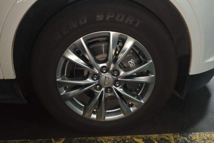 Used Cadillac XT5 2021 2.0T Four-Wheel Drive Luxury Version Right Front Wheel Hub