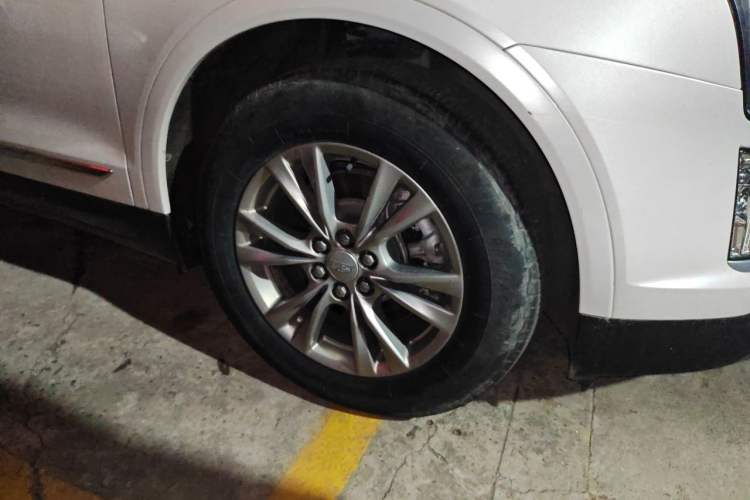 Used Cadillac XT5 2021 28T Luxury Model Right Front Wheel Hub
