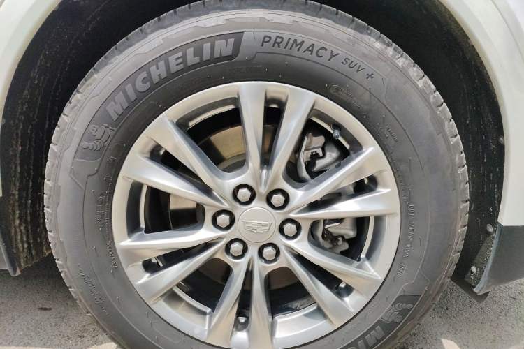 Used Cadillac XT5 2021 28T Luxury Model Right Front Wheel Hub