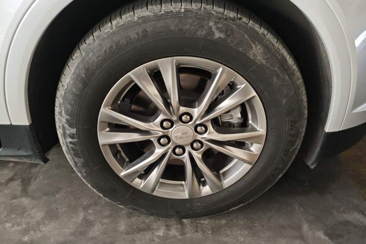 Used Cadillac XT5 2021 2.0T Two-Wheel Drive Luxury Version Right Front Wheel Hub