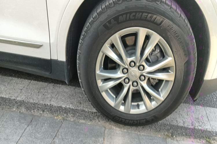 Used Cadillac XT5 2021 2.0T Four-Wheel Drive Luxury Version Right Front Wheel Hub