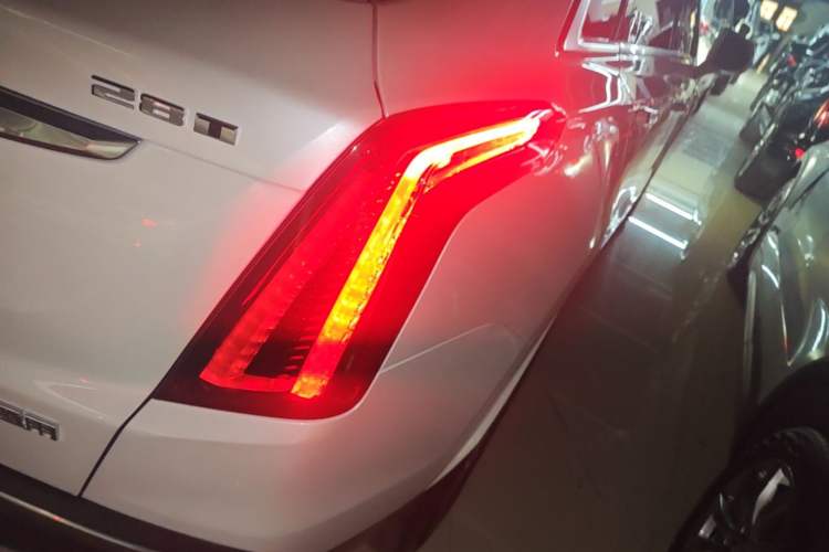 Used Cadillac XT5 2021 28T Luxury Model Right Rear Taillight