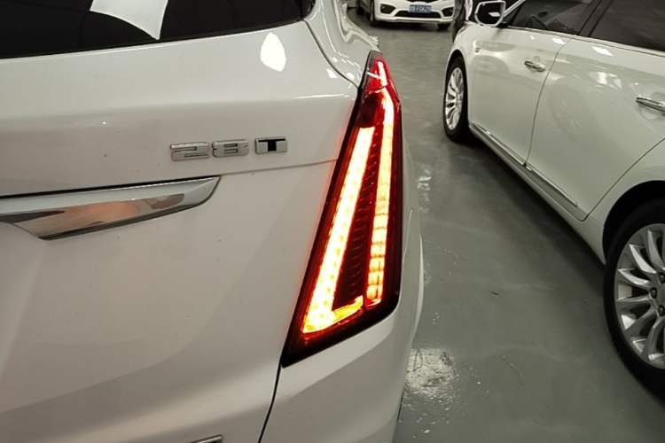Used Cadillac XT5 2021 2.0T Two-Wheel Drive Luxury Version Right Rear Taillight