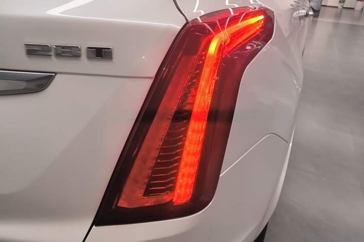 Used Cadillac XT5 2021 28T Luxury Model Right Rear Taillight