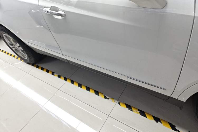 Used Cadillac XT5 2021 2.0T Two-Wheel Drive Luxury Version Right Side Sill