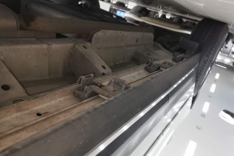 Used Cadillac XT5 2021 28T Luxury Model Right Side Sill
