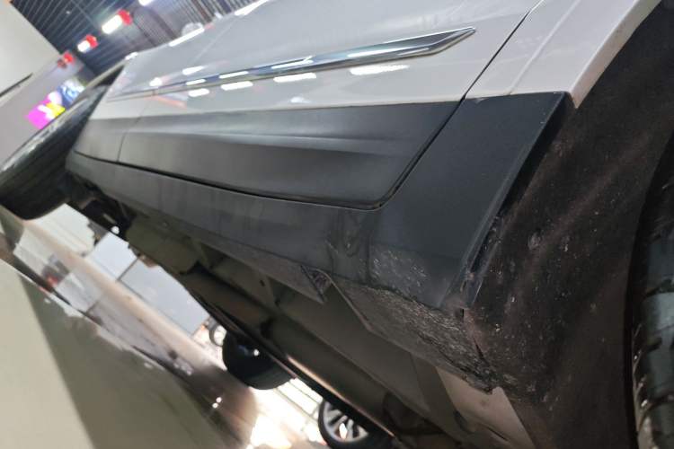 Used Cadillac XT5 2021 28T Luxury Model Right Side Sill