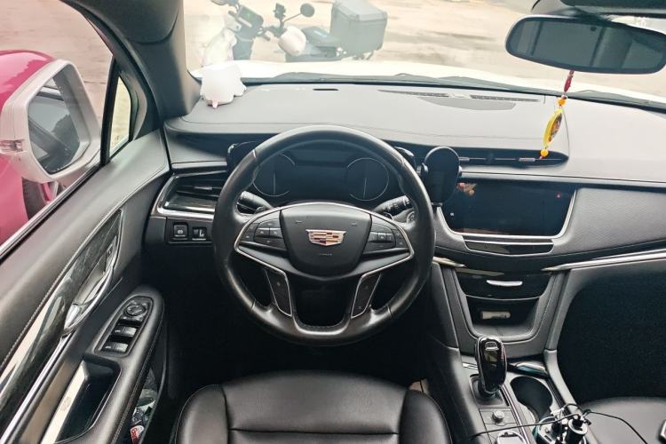 Used Cadillac XT5 2021 28T Luxury Model Steering Wheel