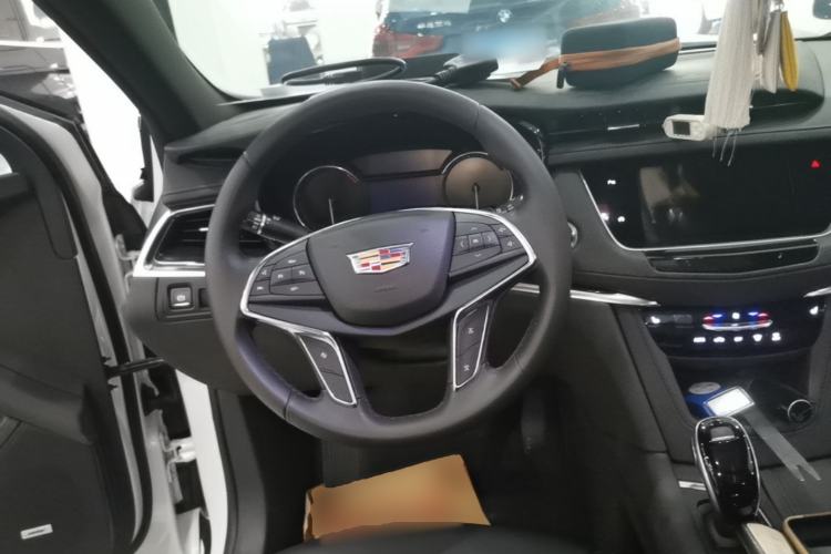 Used Cadillac XT5 2021 28T Luxury Model Steering Wheel