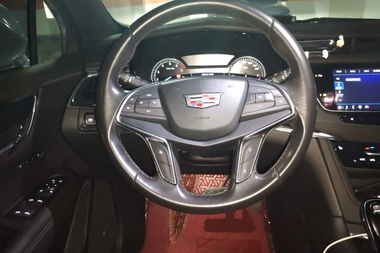 Used Cadillac XT5 2021 28T Luxury Model Steering Wheel