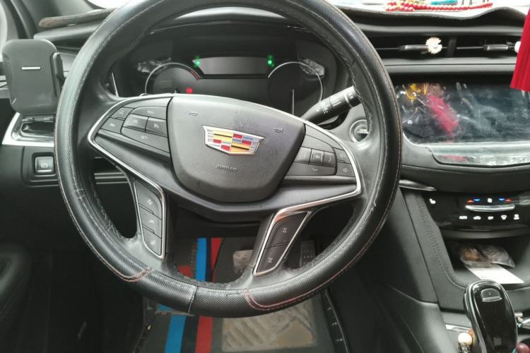 Used Cadillac XT5 2021 28T Luxury Model Steering Wheel