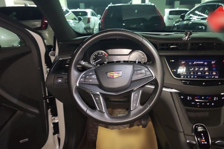 Used Cadillac XT5 2021 28T Luxury Model Steering Wheel