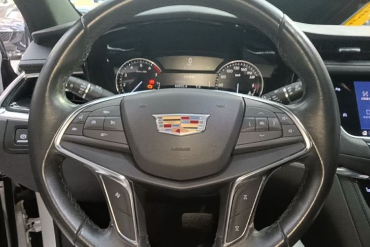 Used Cadillac XT5 2021 28T Luxury Model Steering Wheel