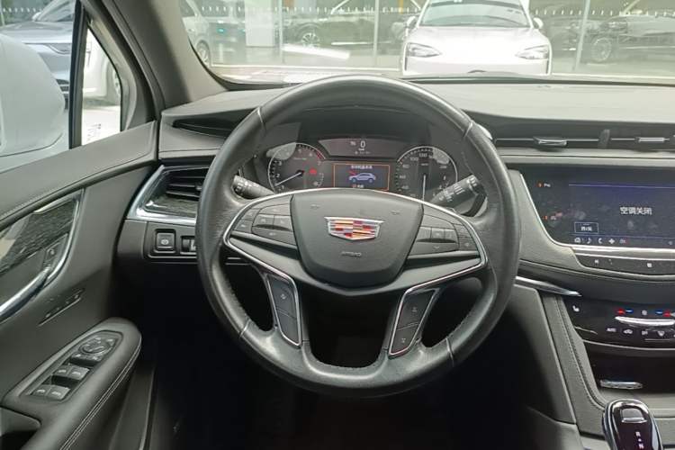 Used Cadillac XT5 2021 28T Luxury Model Steering Wheel