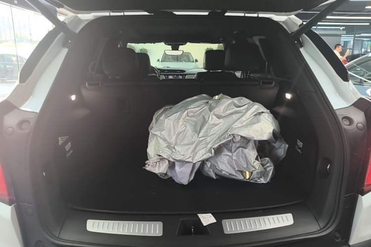 Used Cadillac XT5 2021 28T Luxury Model Trunk