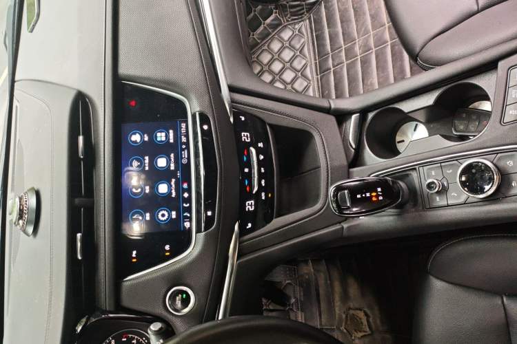 Used Cadillac XT5 2022 2.0T Two-Wheel Drive Luxury Version Audio And AC Panel