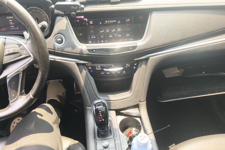 Used Cadillac XT5 2022 2.0T Four-Wheel Drive Premium Edition Audio And AC Panel
