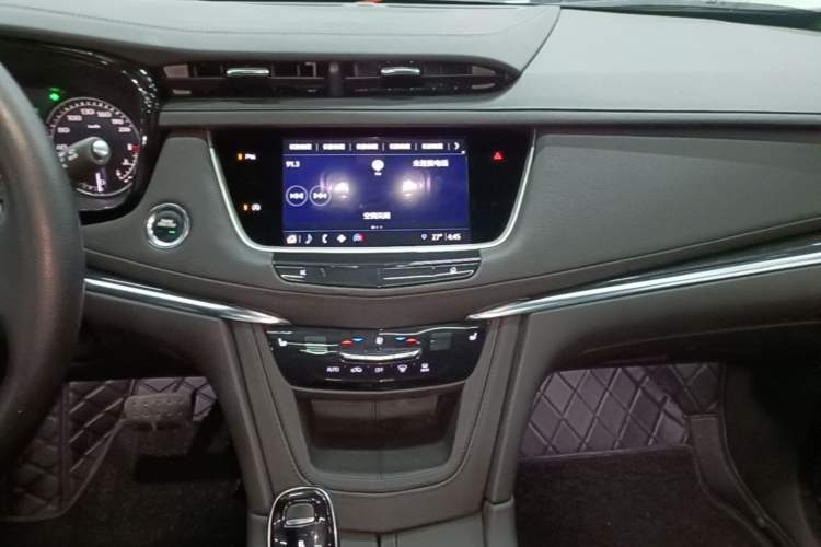 Used Cadillac XT5 2022 2.0T Two-Wheel Drive Luxury Version Audio And AC Panel
