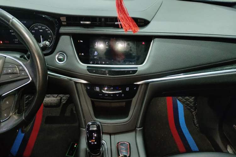 Used Cadillac XT5 2022 2.0T Two-Wheel Drive Luxury Version Audio And AC Panel
