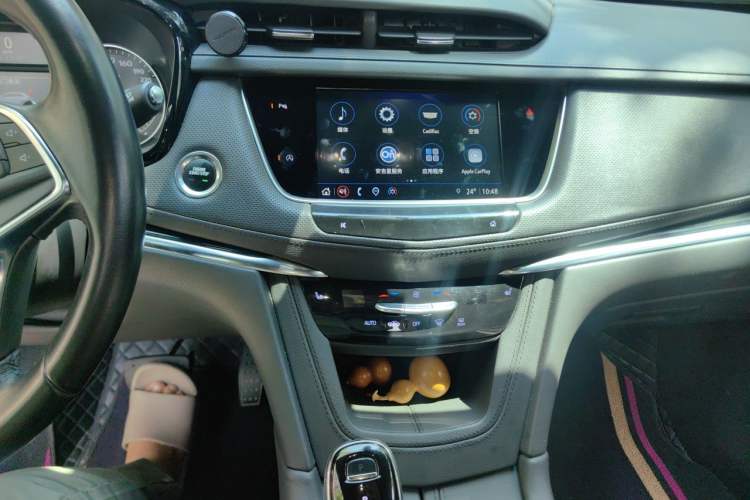 Used Cadillac XT5 2022 2.0T Two-Wheel Drive Luxury Version Audio And AC Panel