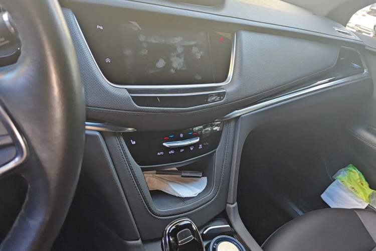 Used Cadillac XT5 2022 2.0T Two-Wheel Drive Luxury Version Audio And AC Panel
