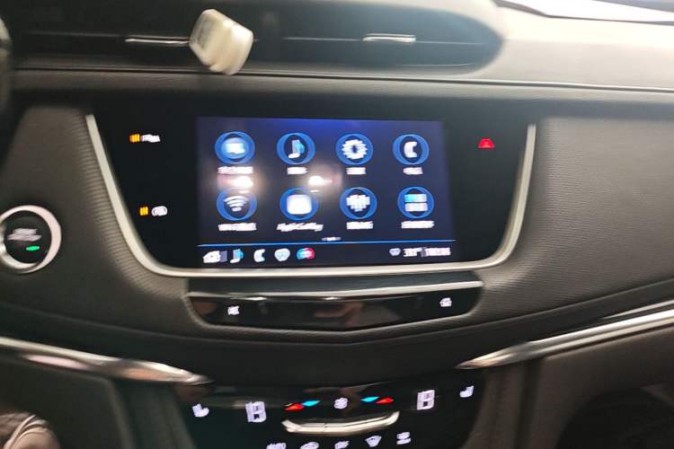 Used Cadillac XT5 2022 2.0T Two-Wheel Drive Luxury Version Audio And AC Panel
