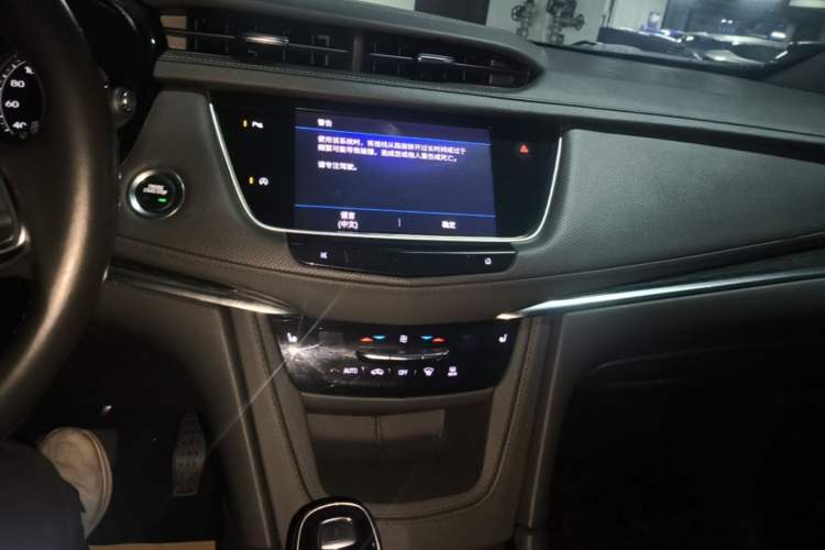 Used Cadillac XT5 2022 2.0T Two-Wheel Drive Luxury Version Audio And AC Panel