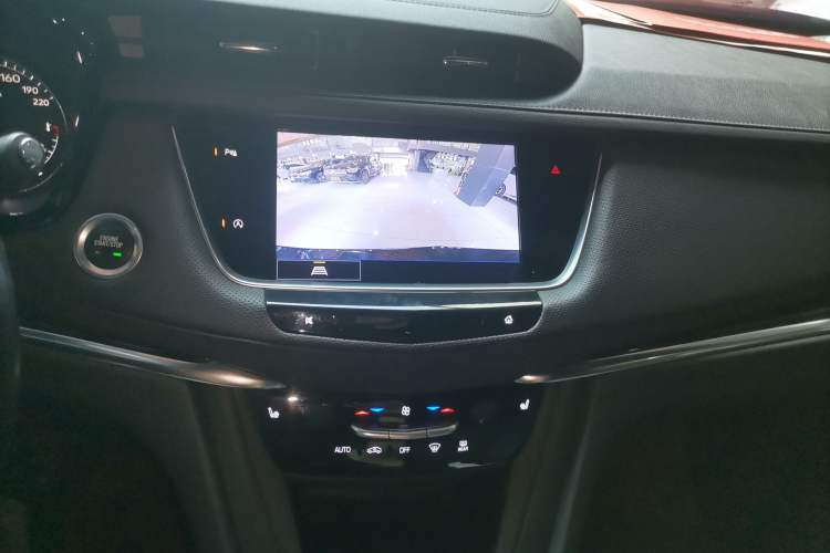 Used Cadillac XT5 2022 2.0T Two-Wheel Drive Luxury Version Audio And AC Panel