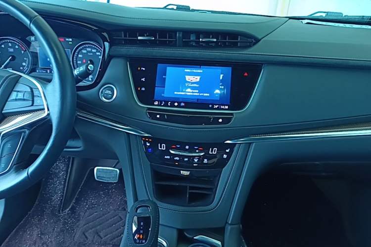 Used Cadillac XT5 2022 2.0T Four-Wheel Drive Platinum Edition Audio And AC Panel