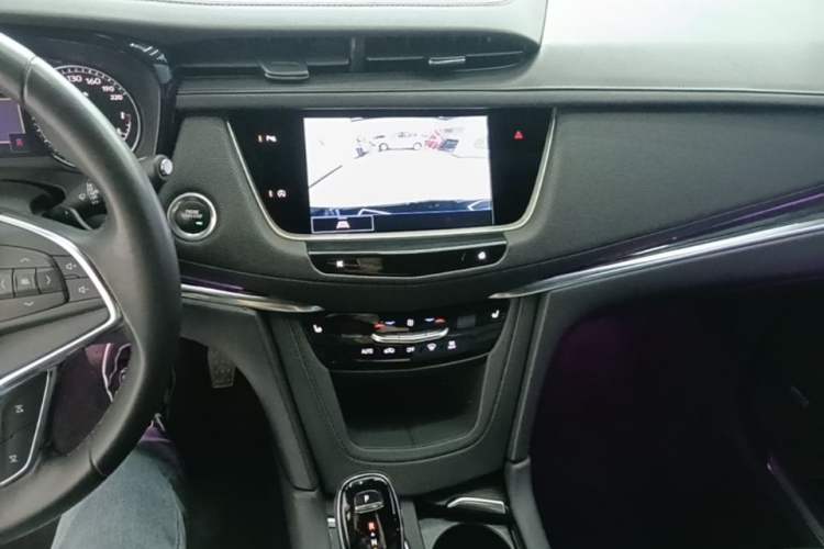 Used Cadillac XT5 2022 2.0T Two-Wheel Drive Luxury Version Audio And AC Panel