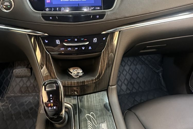 Used Cadillac XT5 2022 2.0T Two-Wheel Drive Luxury Version Audio And AC Panel