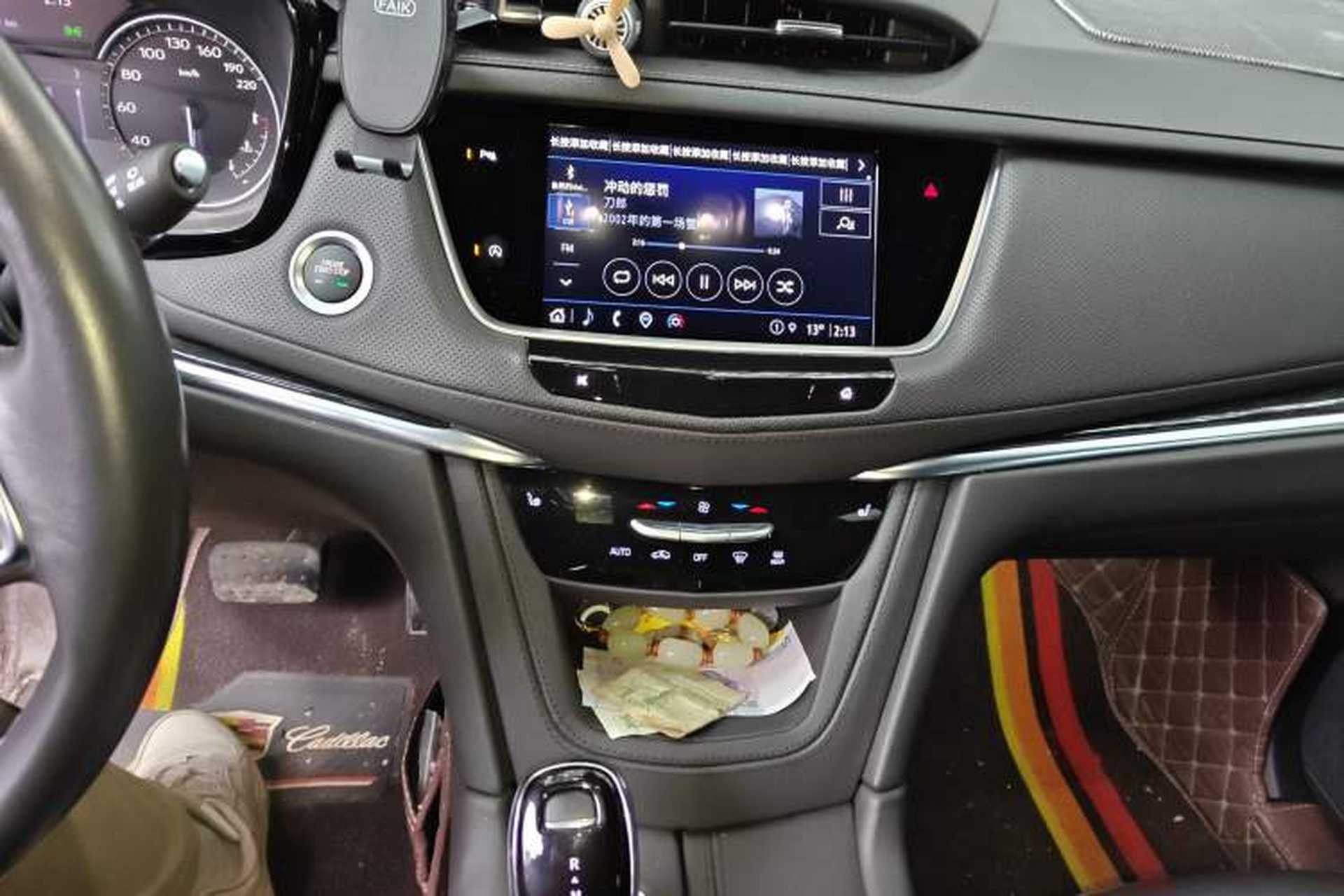 Used Cadillac XT5 2022 2.0T Two-Wheel Drive Luxury Version Audio And AC Panel