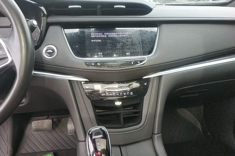 Used Cadillac XT5 2022 2.0T Two-Wheel Drive Luxury Version Audio And AC Panel