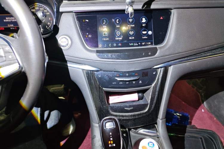 Used Cadillac XT5 2022 2.0T Two-Wheel Drive Luxury Version Audio And AC Panel