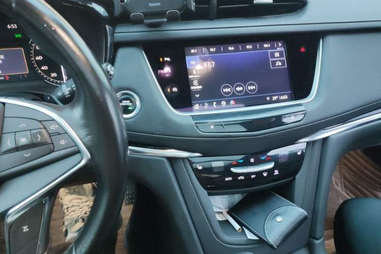 Used Cadillac XT5 2022 2.0T Two-Wheel Drive Luxury Version Audio And AC Panel