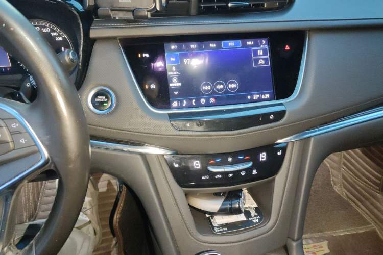 Used Cadillac XT5 2022 2.0T Two-Wheel Drive Luxury Version Audio And AC Panel