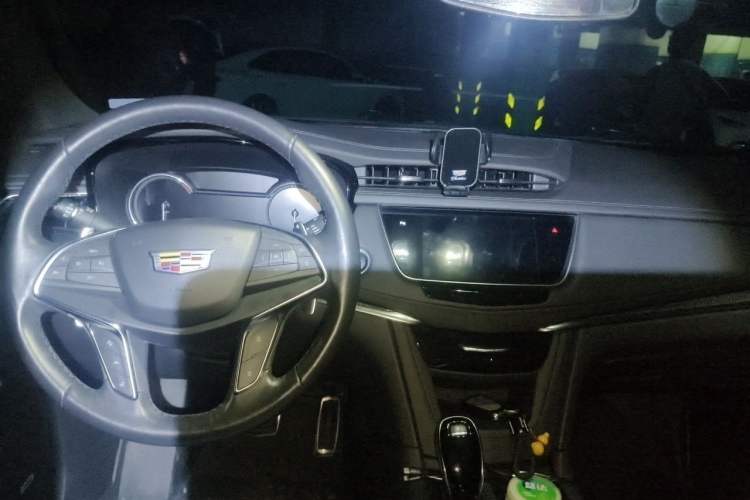 Used Cadillac XT5 2022 2.0T Four-Wheel Drive Luxury Version (Hummingbird Edition) Center Console